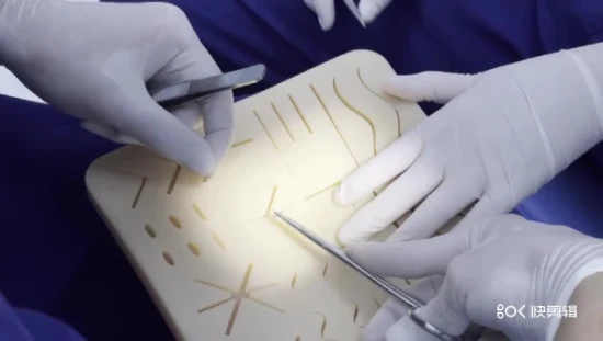 Formation polyvalente en mousse à mémoire de forme pour la pratique des sutures cutanées